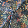 Tissu d'ameublement floraux bleus froissé